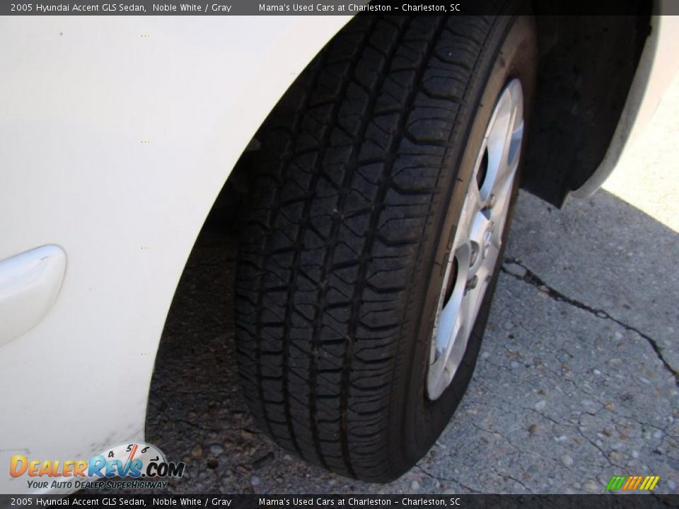 2005 Hyundai Accent GLS Sedan Noble White / Gray Photo #26