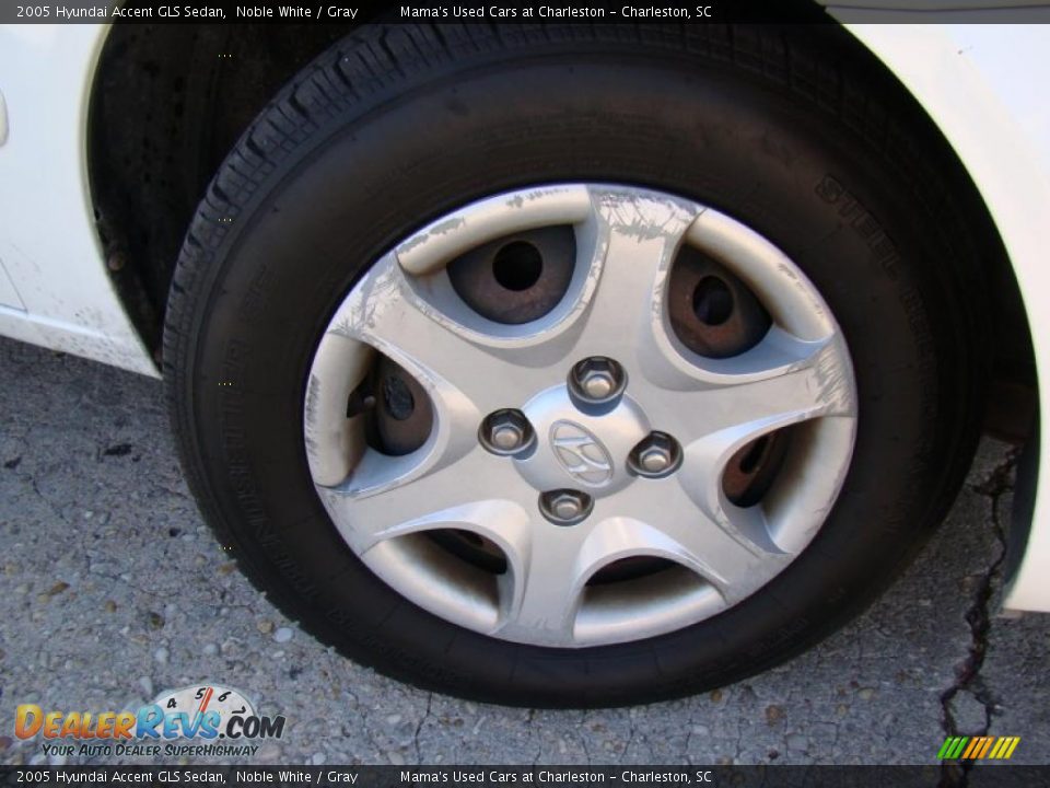 2005 Hyundai Accent GLS Sedan Noble White / Gray Photo #27