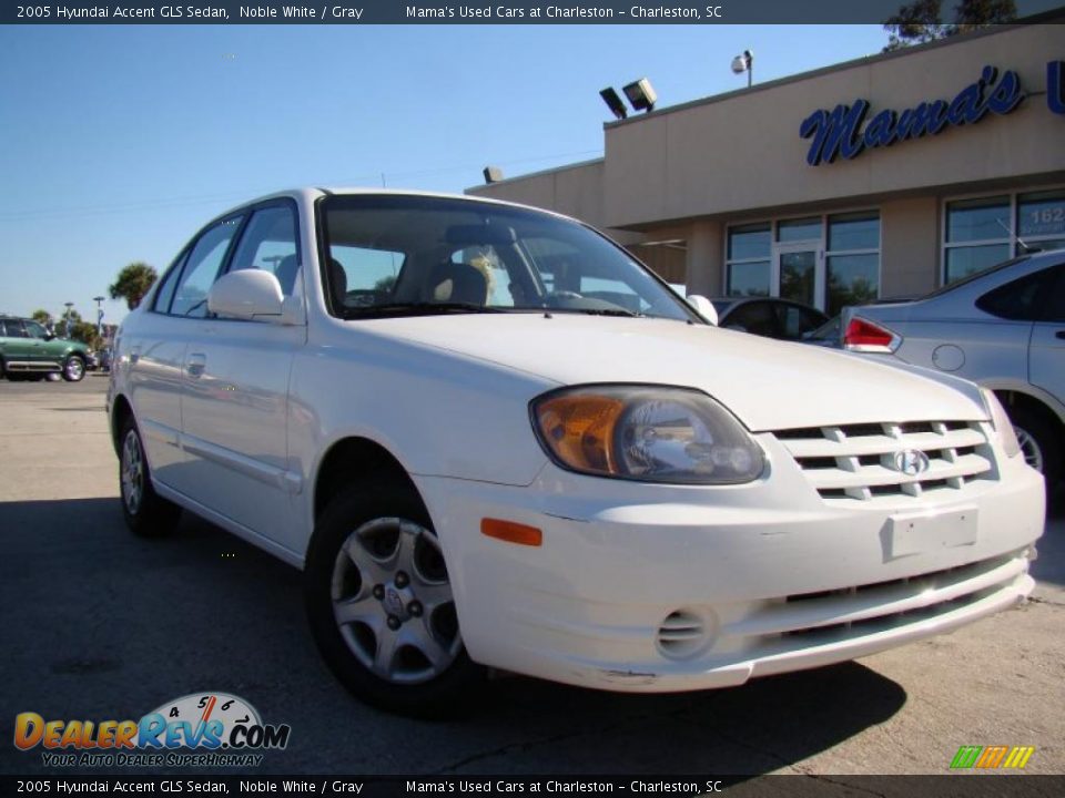 2005 Hyundai Accent GLS Sedan Noble White / Gray Photo #28