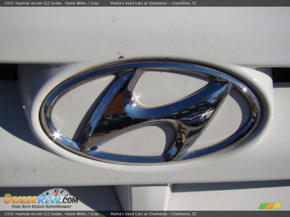 2005 Hyundai Accent GLS Sedan Noble White / Gray Photo #30