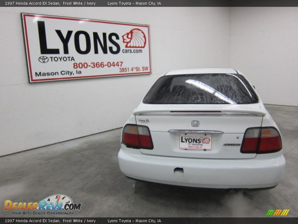 1997 Honda Accord EX Sedan Frost White / Ivory Photo #24