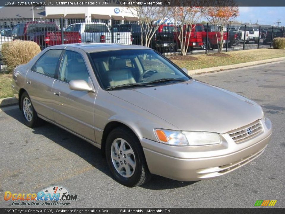 Front 3/4 View of 1999 Toyota Camry XLE V6 Photo #7