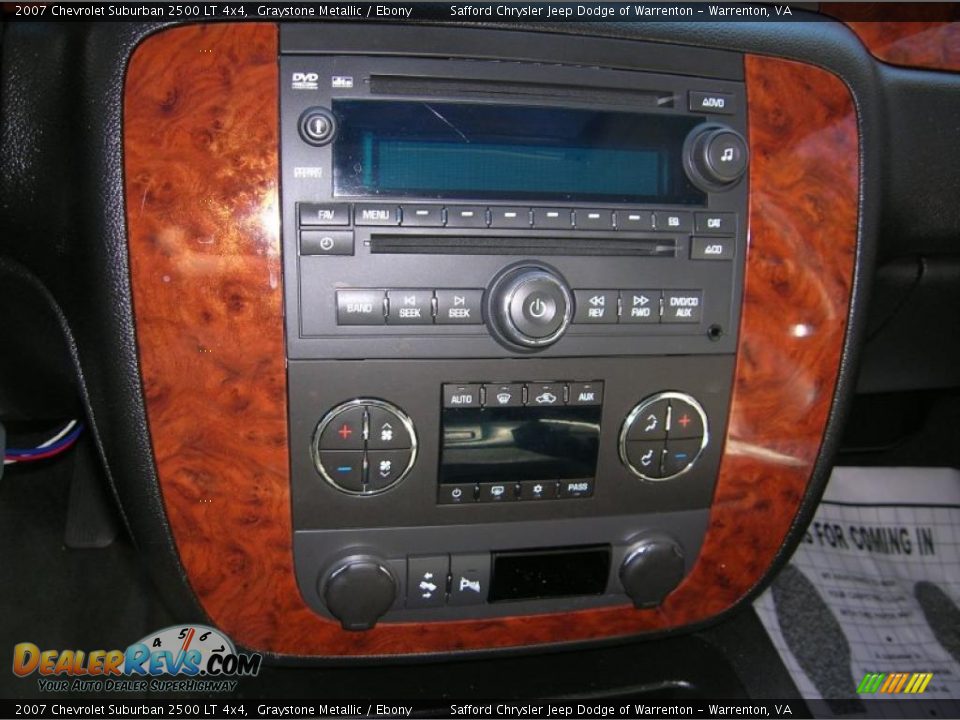 Controls of 2007 Chevrolet Suburban 2500 LT 4x4 Photo #20