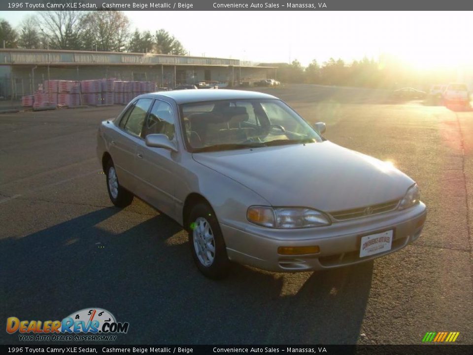 1996 Toyota Camry XLE Sedan Cashmere Beige Metallic / Beige Photo #2