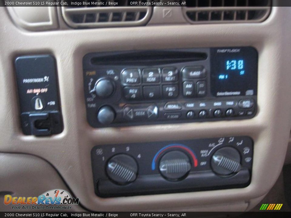 Controls of 2000 Chevrolet S10 LS Regular Cab Photo #9
