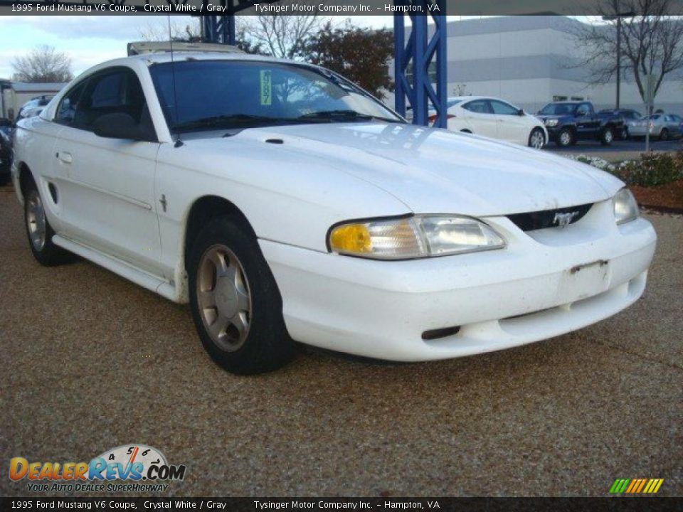 Front 3/4 View of 1995 Ford Mustang V6 Coupe Photo #8