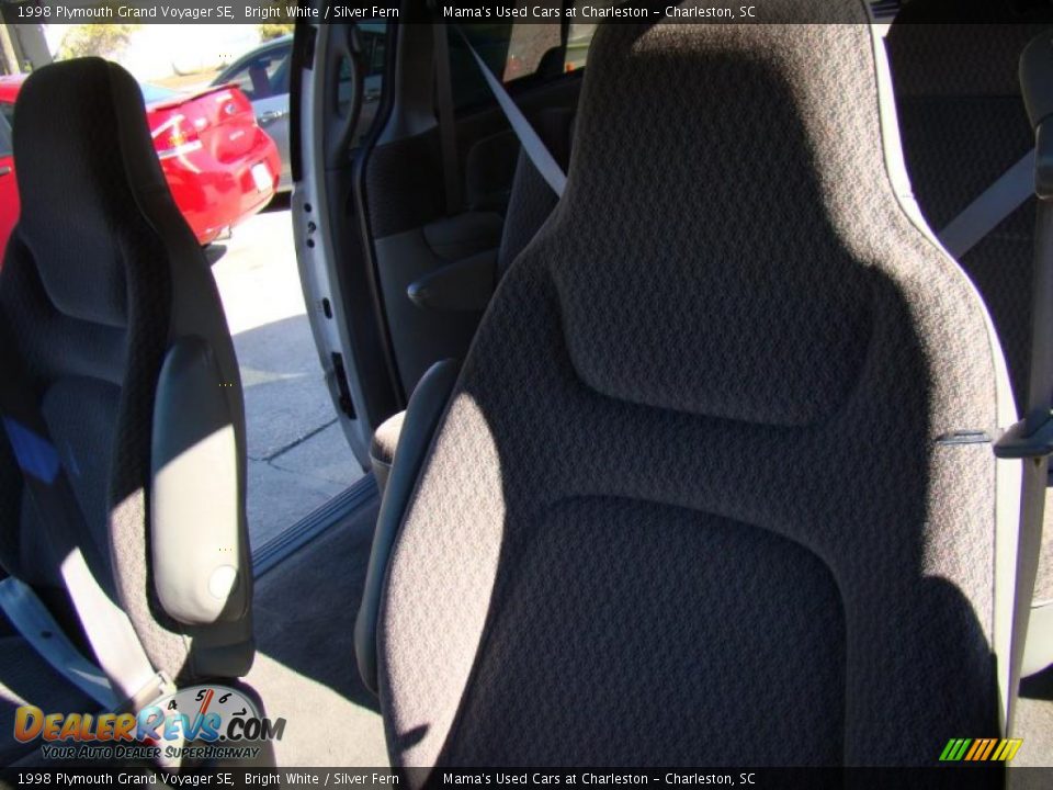 1998 Plymouth Grand Voyager SE Bright White / Silver Fern Photo #10