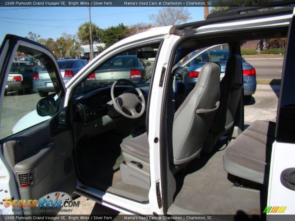 1998 Plymouth Grand Voyager SE Bright White / Silver Fern Photo #11