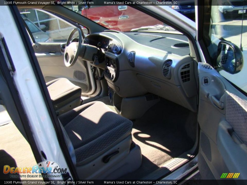 1998 Plymouth Grand Voyager SE Bright White / Silver Fern Photo #15