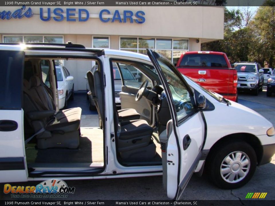 1998 Plymouth Grand Voyager SE Bright White / Silver Fern Photo #16