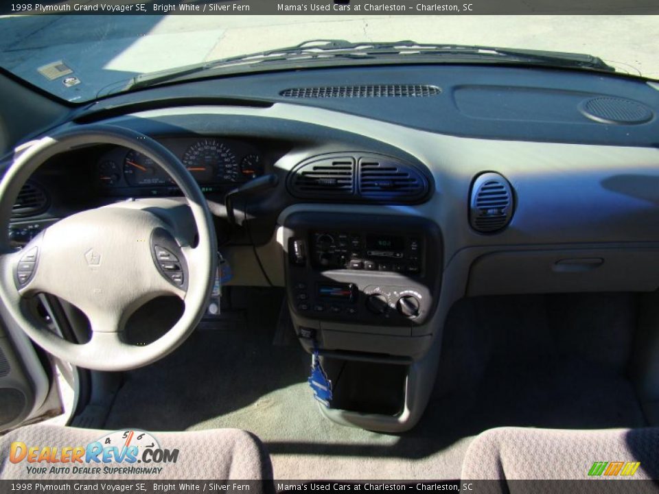 1998 Plymouth Grand Voyager SE Bright White / Silver Fern Photo #17