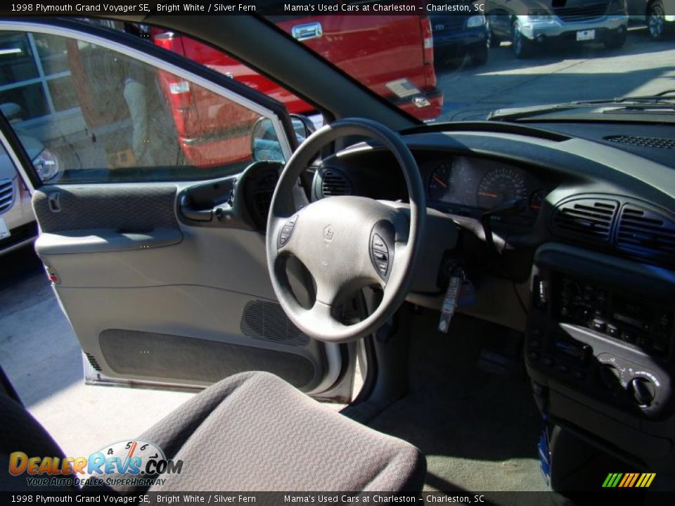 1998 Plymouth Grand Voyager SE Bright White / Silver Fern Photo #18