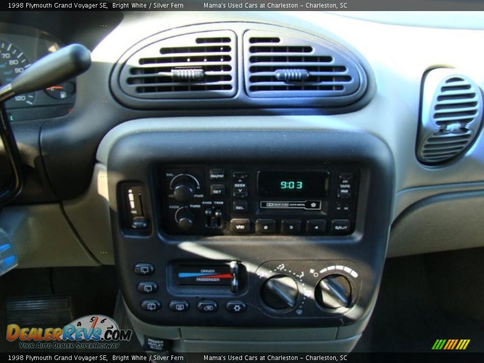 1998 Plymouth Grand Voyager SE Bright White / Silver Fern Photo #22