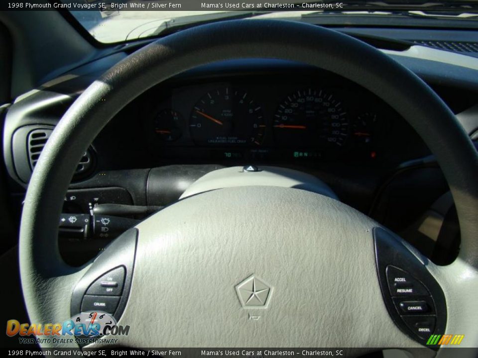 1998 Plymouth Grand Voyager SE Bright White / Silver Fern Photo #23