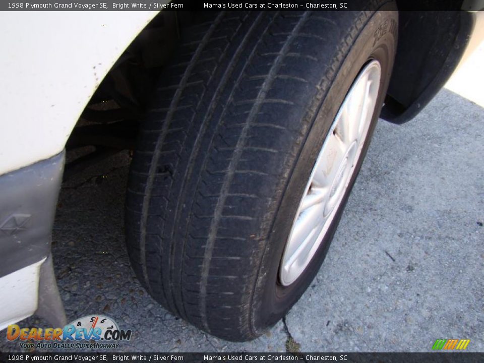 1998 Plymouth Grand Voyager SE Bright White / Silver Fern Photo #29