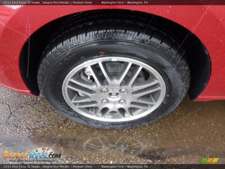 2011 Ford Focus SE Sedan Sangria Red Metallic / Medium Stone Photo #9