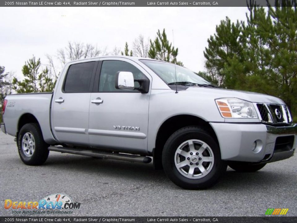 Front 3/4 View of 2005 Nissan Titan LE Crew Cab 4x4 Photo #1