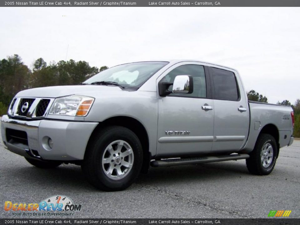 2005 Nissan Titan LE Crew Cab 4x4 Radiant Silver / Graphite/Titanium Photo #2