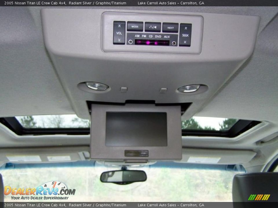 Controls of 2005 Nissan Titan LE Crew Cab 4x4 Photo #9