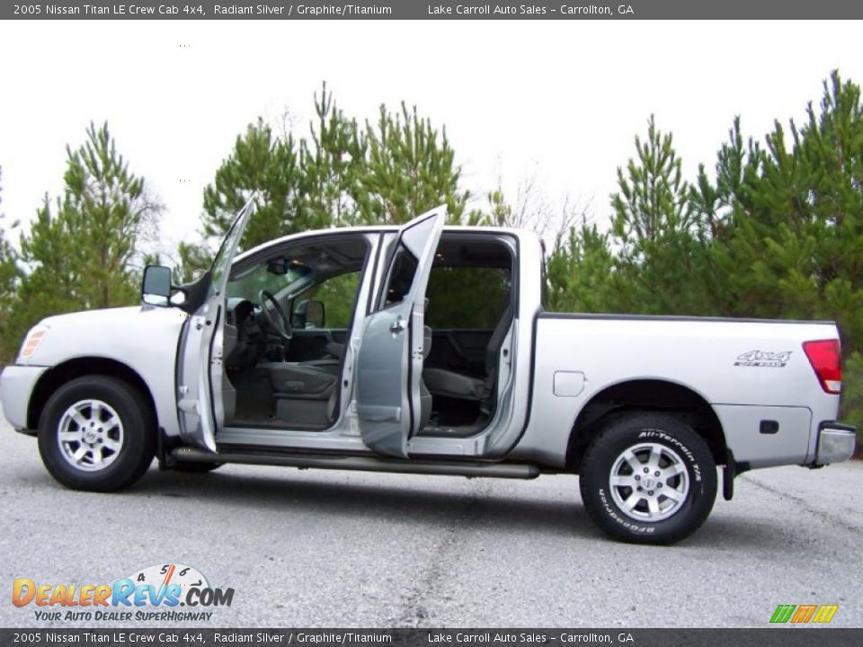 2005 Nissan Titan LE Crew Cab 4x4 Radiant Silver / Graphite/Titanium Photo #14