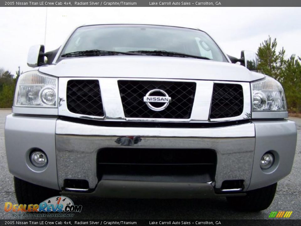 2005 Nissan Titan LE Crew Cab 4x4 Radiant Silver / Graphite/Titanium Photo #16