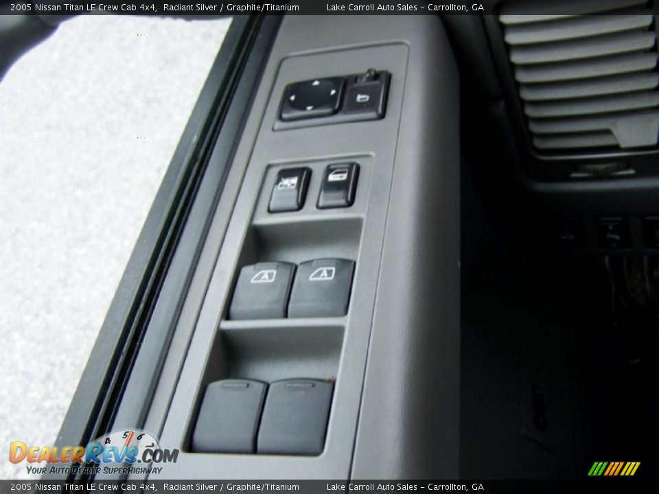 Controls of 2005 Nissan Titan LE Crew Cab 4x4 Photo #26