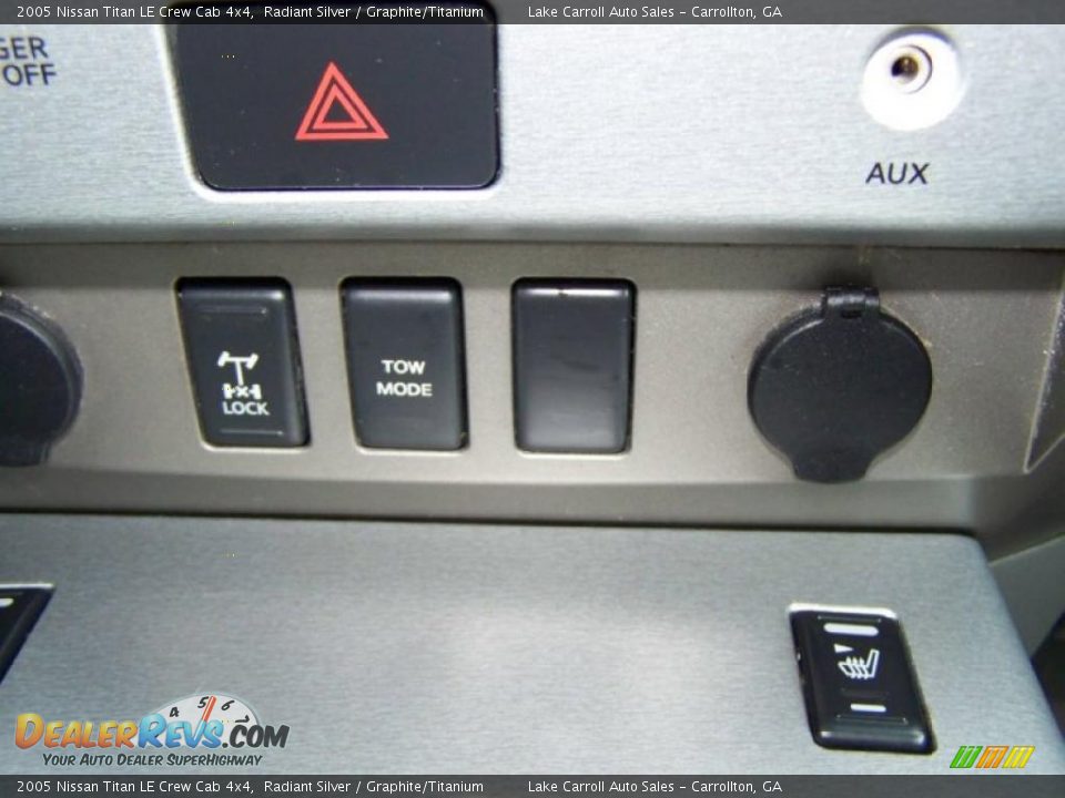 Controls of 2005 Nissan Titan LE Crew Cab 4x4 Photo #27