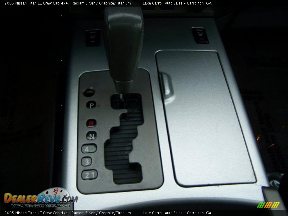 2005 Nissan Titan LE Crew Cab 4x4 Shifter Photo #32