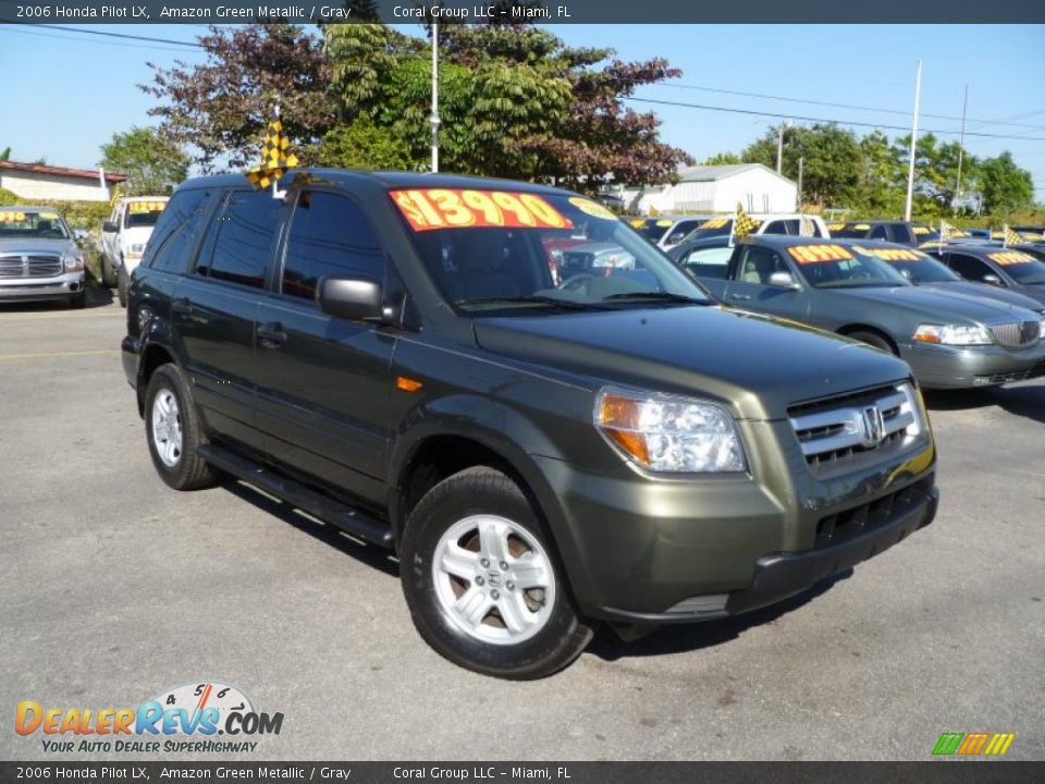 Front 3/4 View of 2006 Honda Pilot LX Photo #1