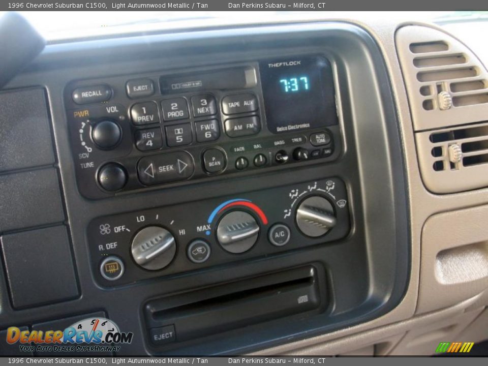 Controls of 1996 Chevrolet Suburban C1500 Photo #22
