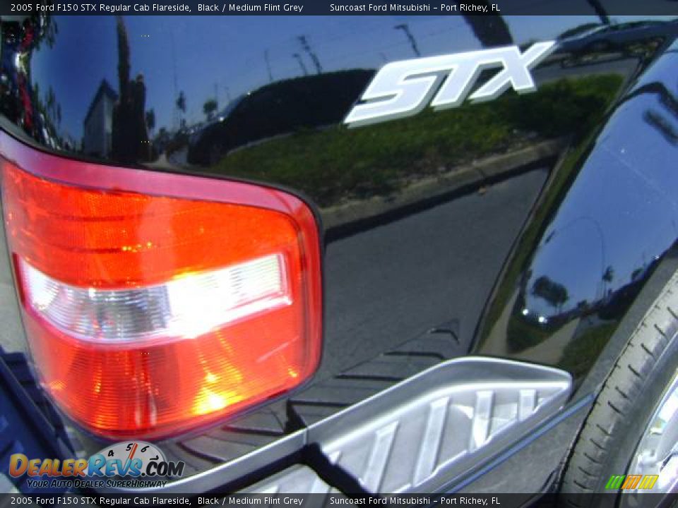 2005 Ford F150 STX Regular Cab Flareside Black / Medium Flint Grey Photo #10