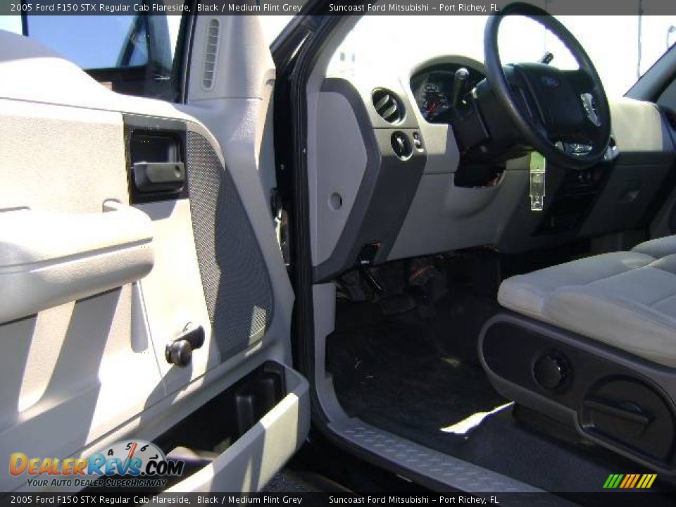 2005 Ford F150 STX Regular Cab Flareside Black / Medium Flint Grey Photo #18