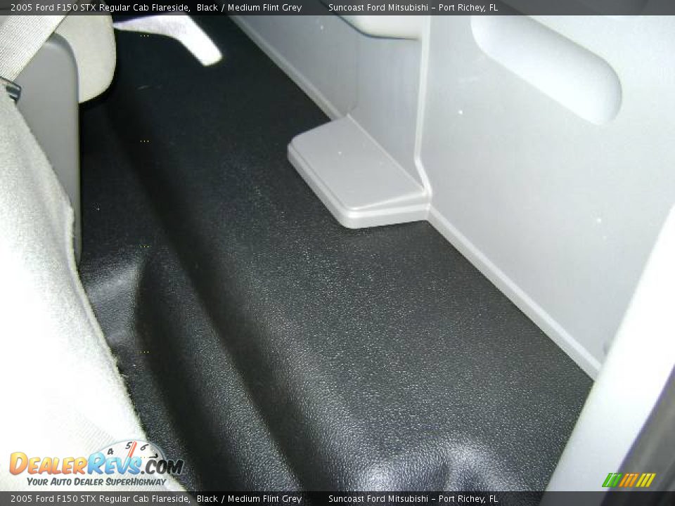 2005 Ford F150 STX Regular Cab Flareside Black / Medium Flint Grey Photo #22