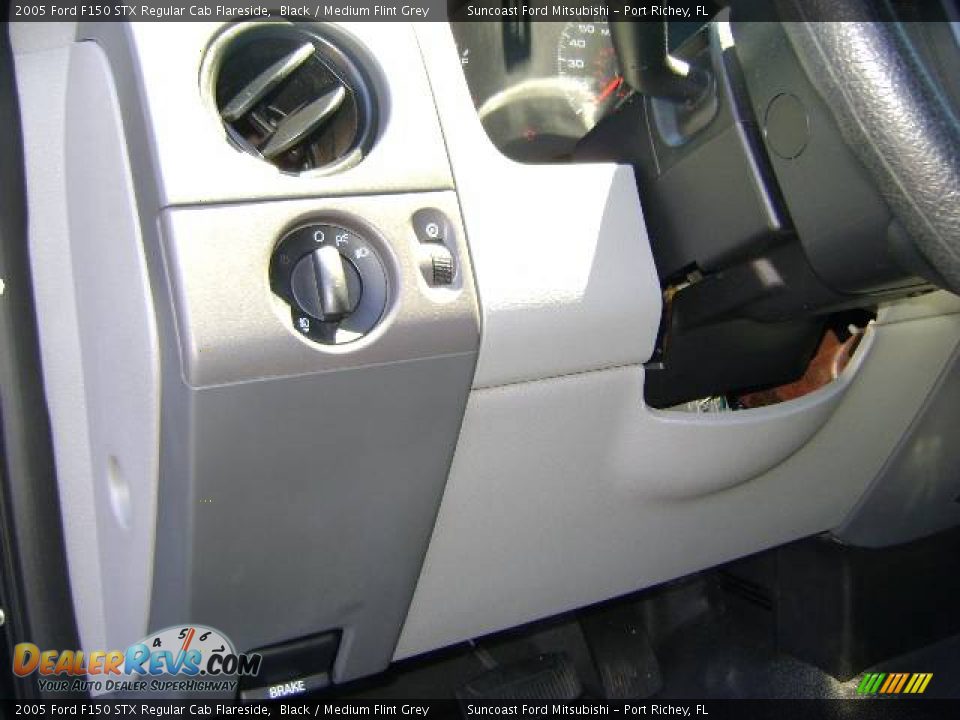 2005 Ford F150 STX Regular Cab Flareside Black / Medium Flint Grey Photo #28