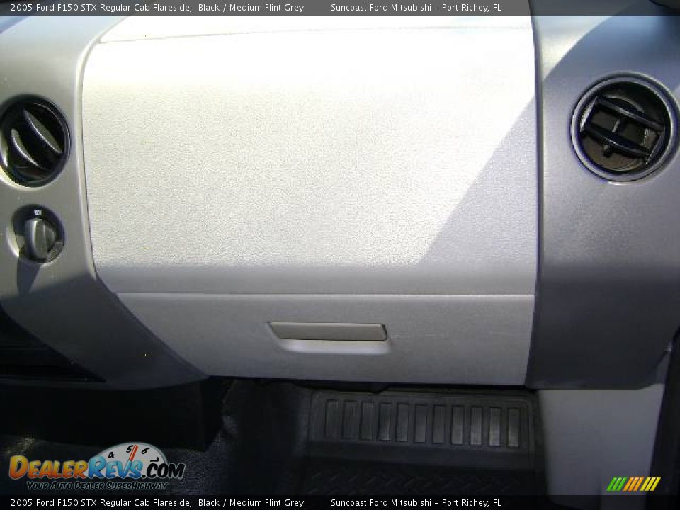 2005 Ford F150 STX Regular Cab Flareside Black / Medium Flint Grey Photo #30