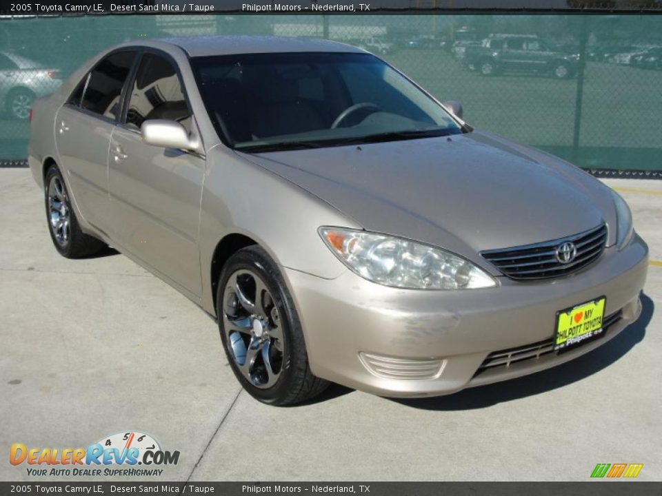 Front 3/4 View of 2005 Toyota Camry LE Photo #1