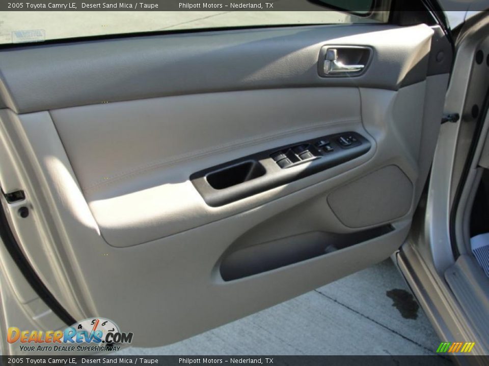 2005 Toyota Camry LE Desert Sand Mica / Taupe Photo #30