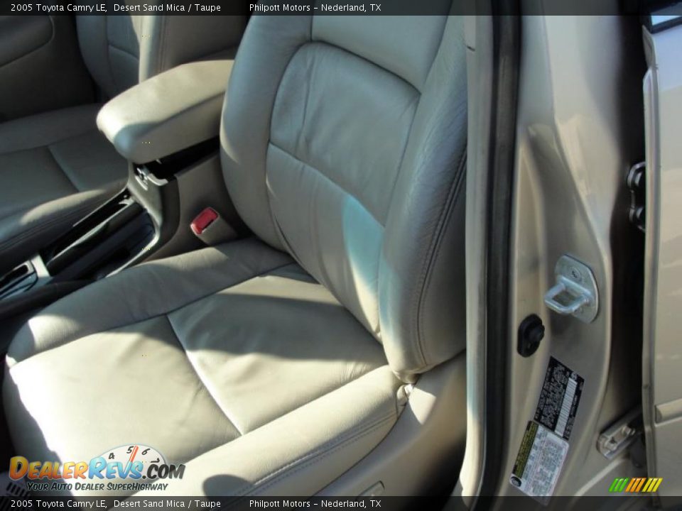 2005 Toyota Camry LE Desert Sand Mica / Taupe Photo #32