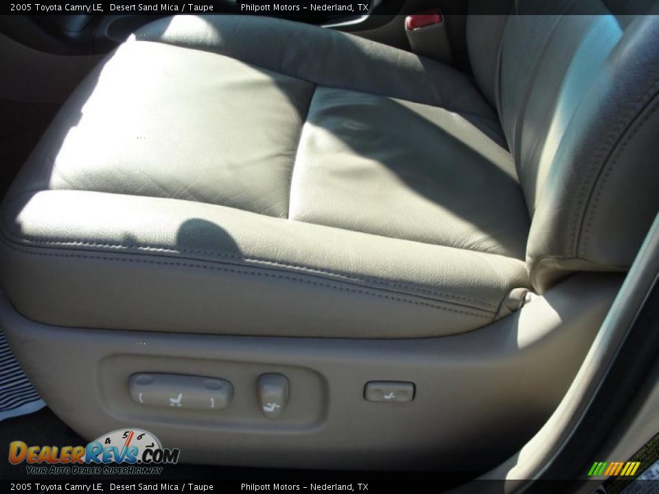 2005 Toyota Camry LE Desert Sand Mica / Taupe Photo #33