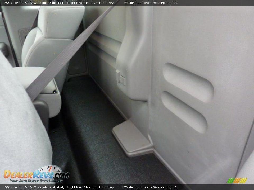 Medium Flint Grey Interior - 2005 Ford F150 STX Regular Cab 4x4 Photo #13