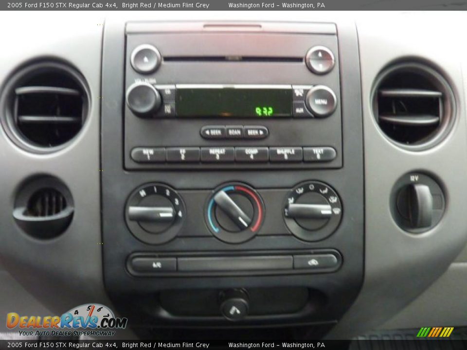 Controls of 2005 Ford F150 STX Regular Cab 4x4 Photo #17