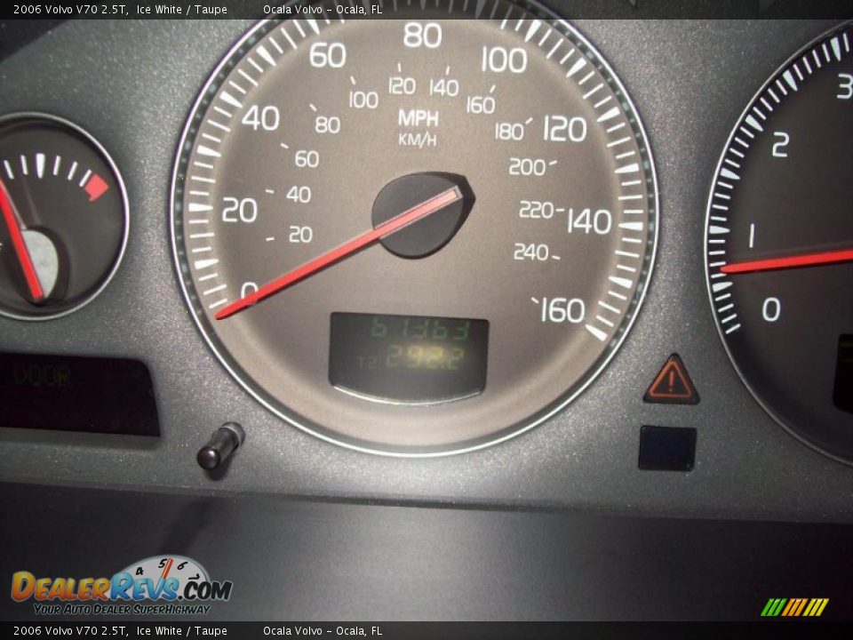 2006 Volvo V70 2.5T Ice White / Taupe Photo #10