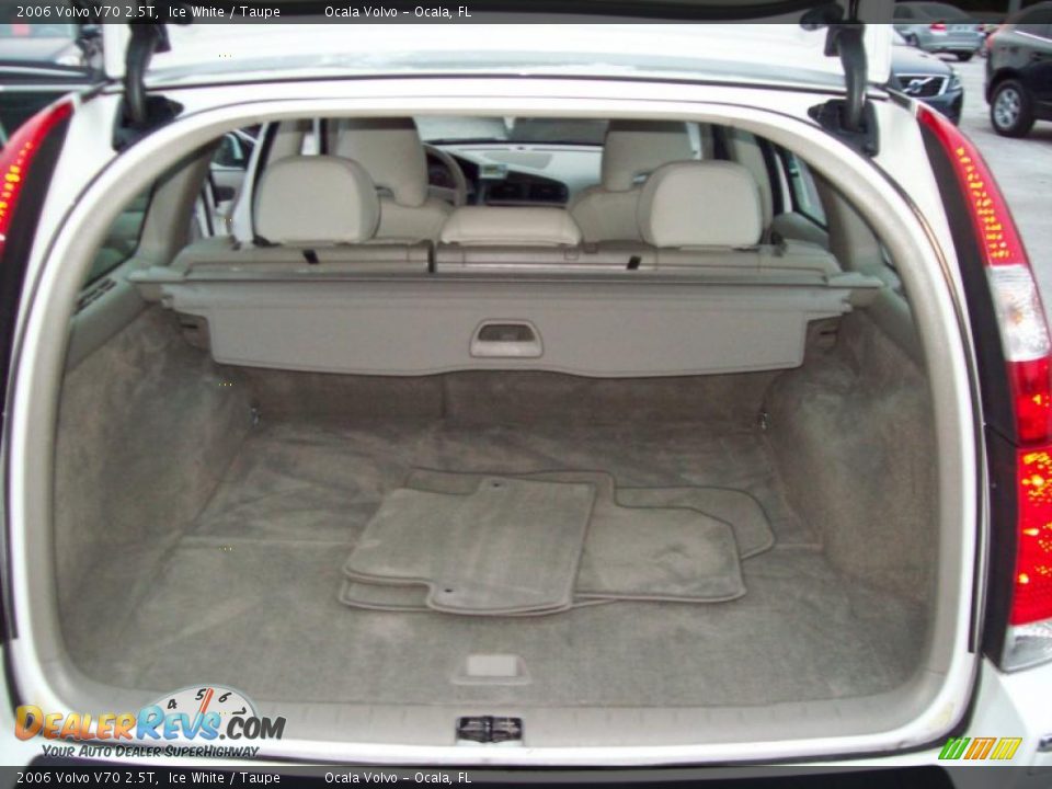 2006 Volvo V70 2.5T Trunk Photo #12