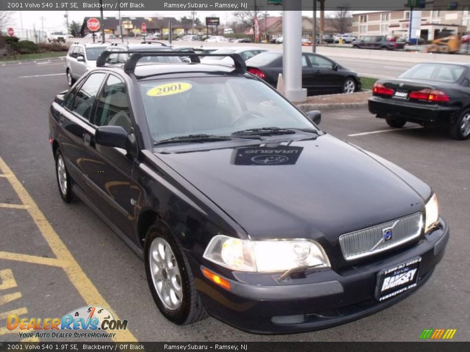Front 3/4 View of 2001 Volvo S40 1.9T SE Photo #7