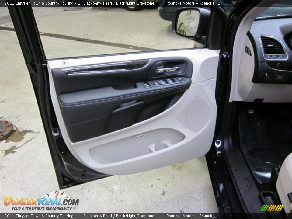 Door Panel of 2011 Chrysler Town & Country Touring - L Photo #16