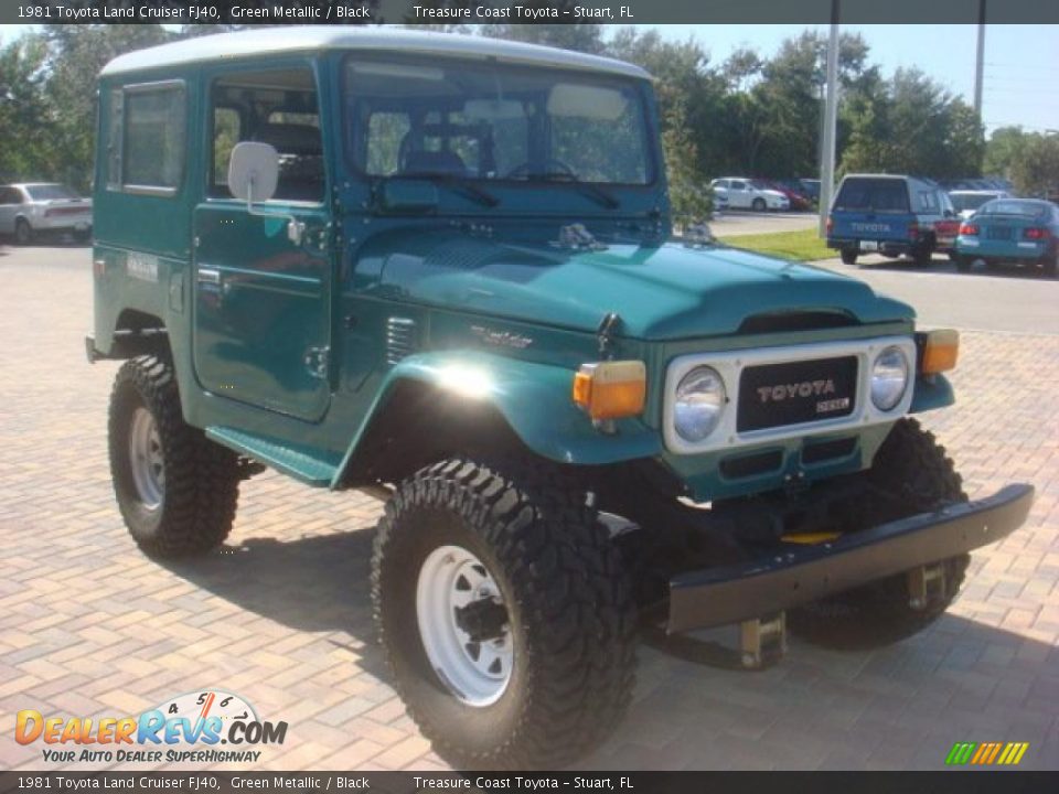 Front 3/4 View of 1981 Toyota Land Cruiser FJ40 Photo #5