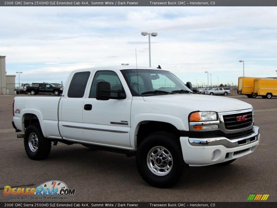 Front 3/4 View of 2006 GMC Sierra 2500HD SLE Extended Cab 4x4 Photo #1