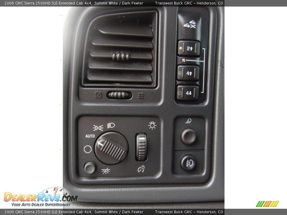 Controls of 2006 GMC Sierra 2500HD SLE Extended Cab 4x4 Photo #11