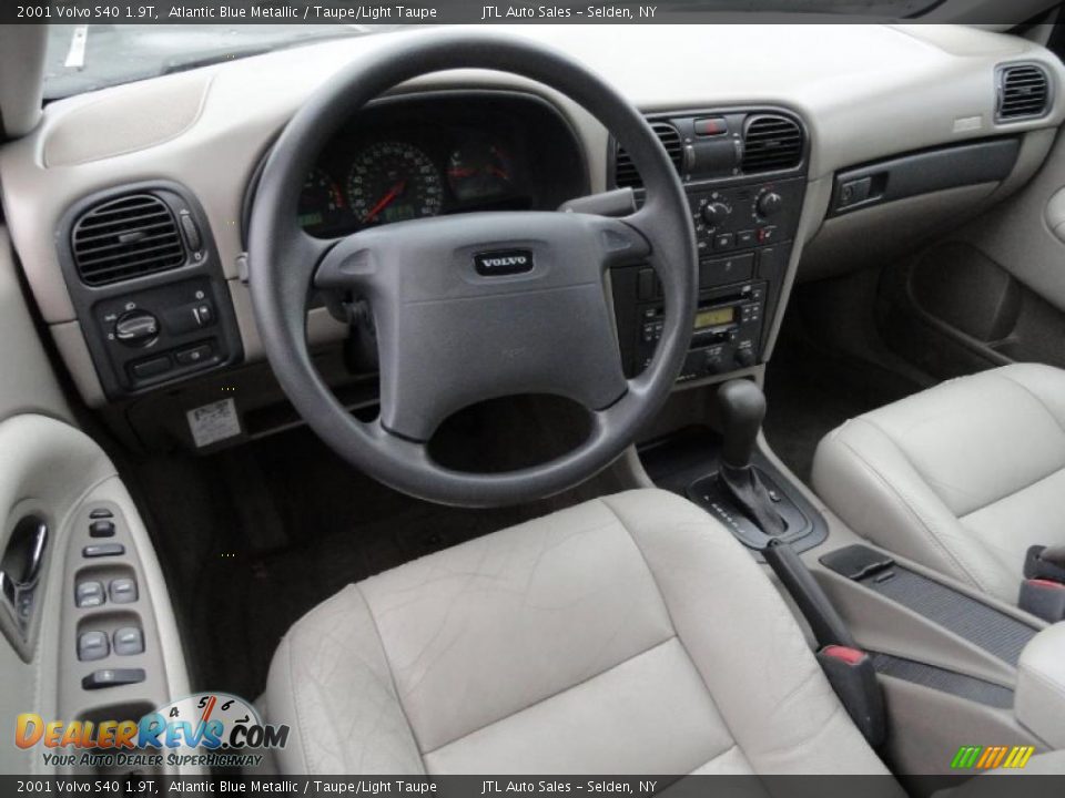 Dashboard of 2001 Volvo S40 1.9T Photo 12