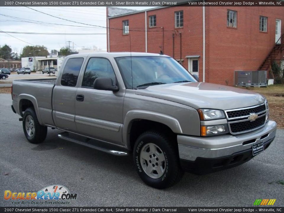 2007 Chevrolet Silverado 1500 Classic Z71 Extended Cab 4x4 Silver Birch Metallic / Dark Charcoal Photo #3